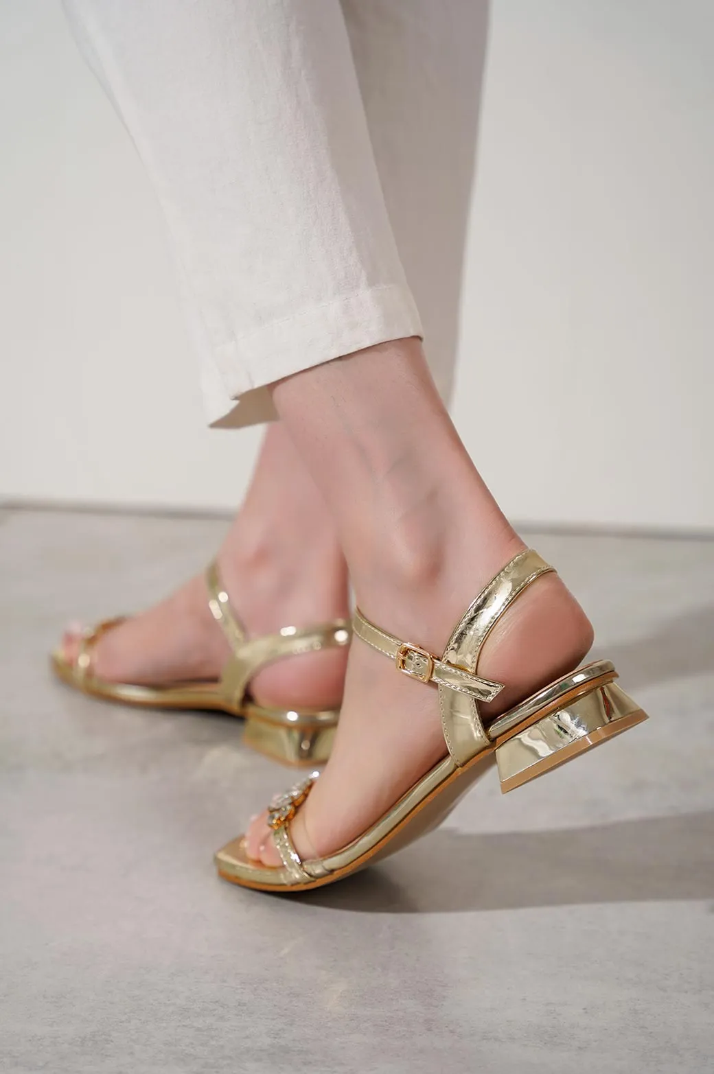 BLOCK HEELED SANDAL